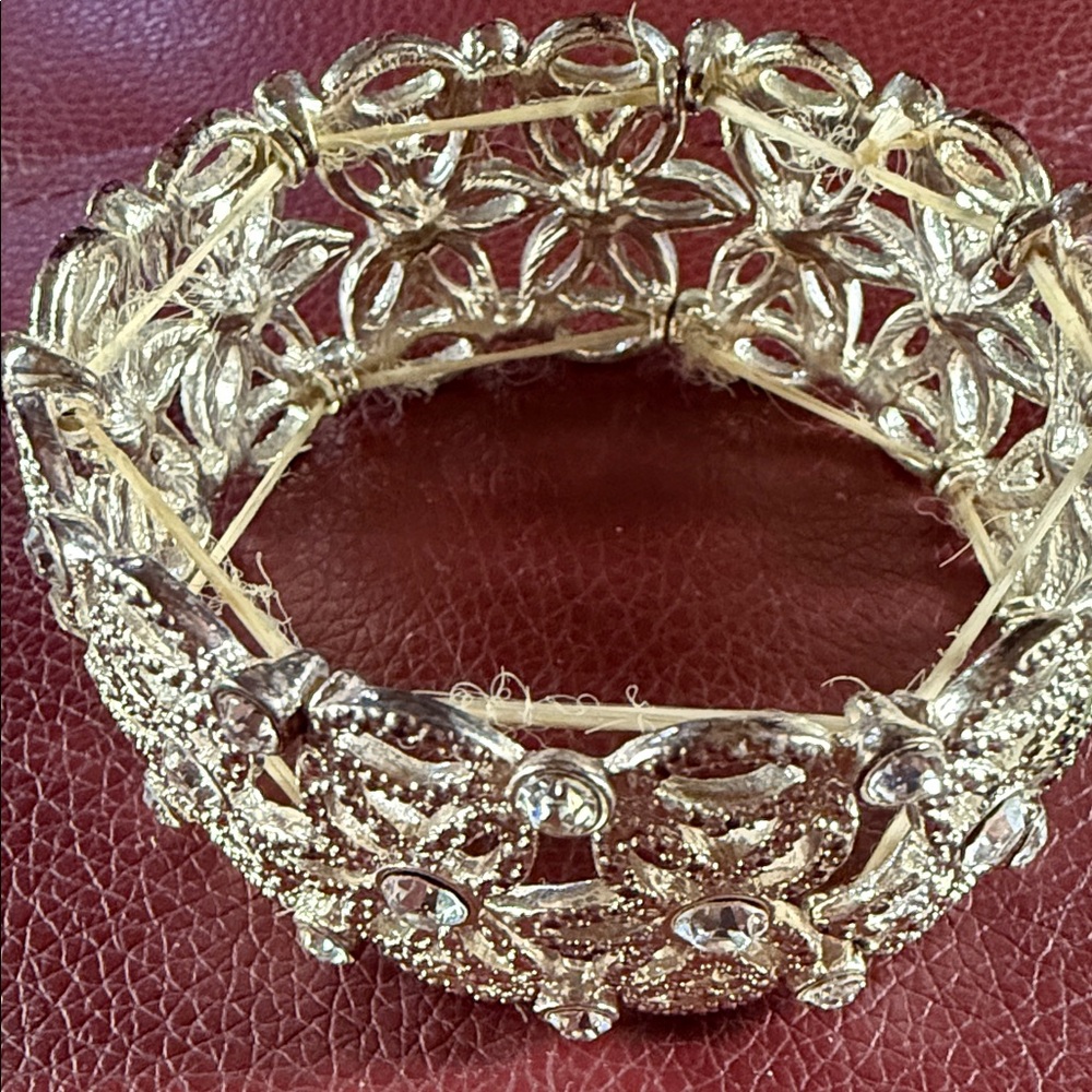 Elegant Gold Floral Bracelet